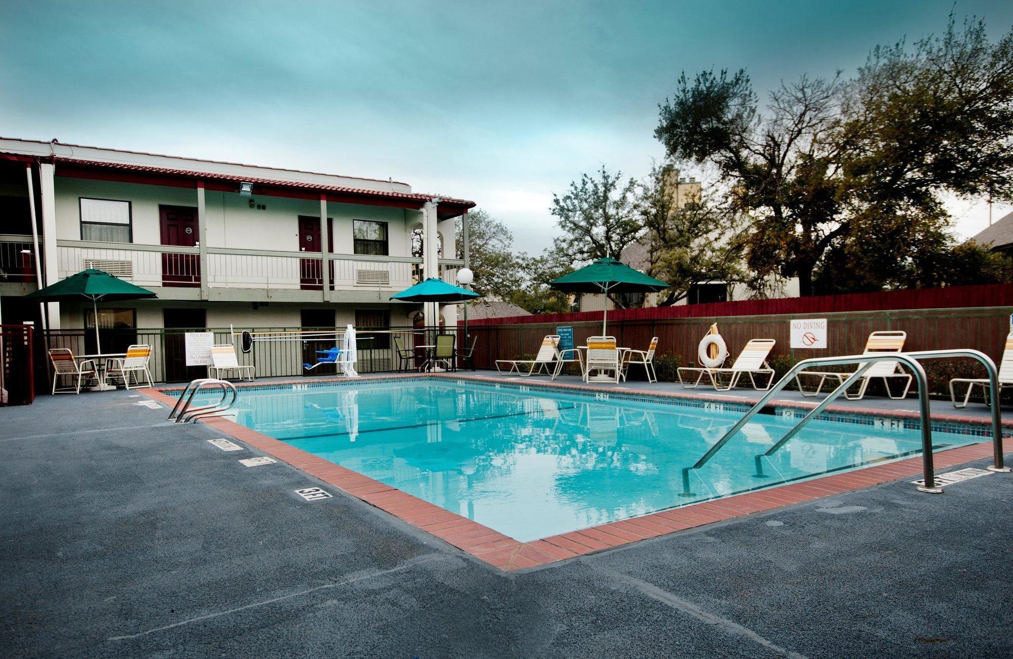 Red Roof Inn North Dallas - Park Central Exterior photo