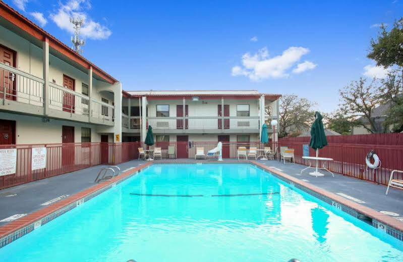 Red Roof Inn North Dallas - Park Central Exterior photo